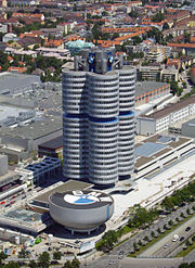 Budova zvaná „Čtyřválec“ je sídlem společnosti BMW v Mnichově, v popředí budova BMW muzea